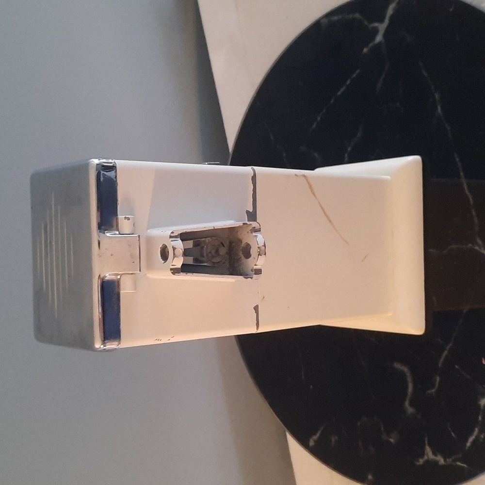 1950's Ice-O-Mat Hand-crank ice machine - Picture 2 of 9